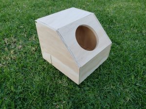 Single hole hay feeder